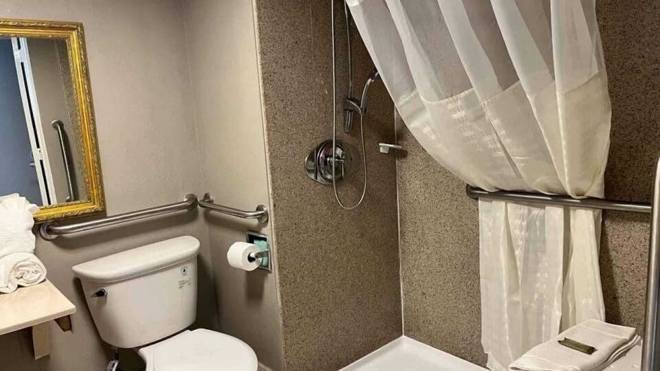 Combined shower/tub, towels