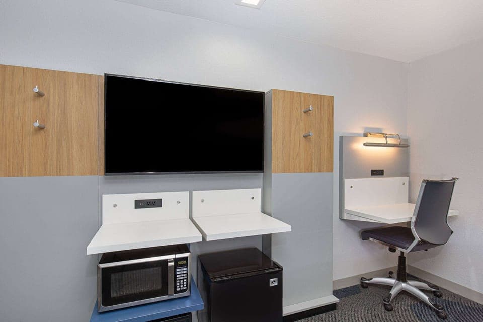 Premium bedding, down comforters, in-room safe, desk