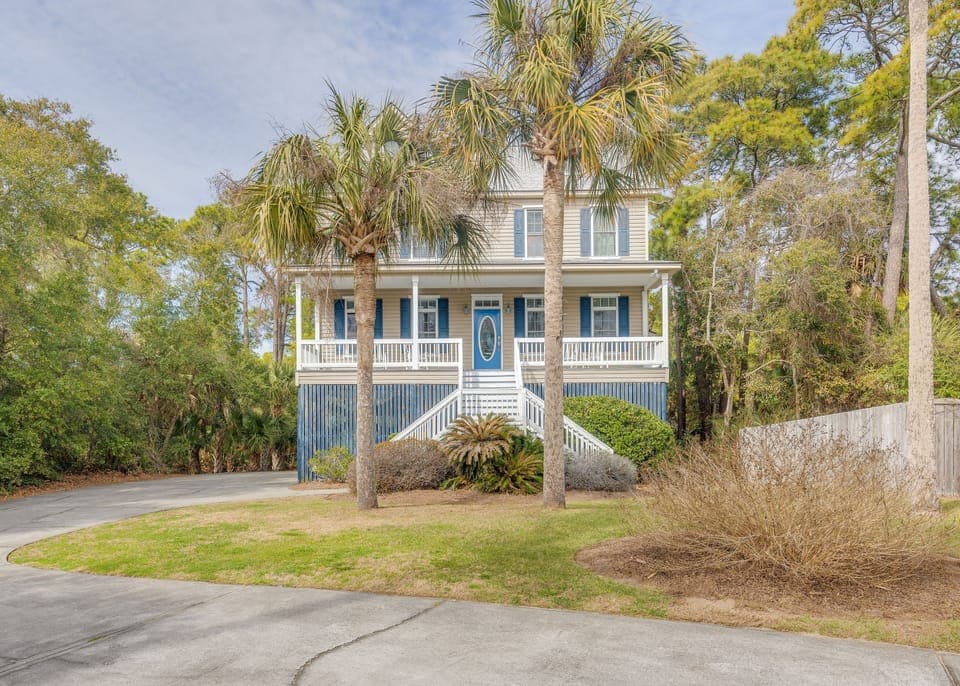 Long driveway with lots of privacy and seclusion