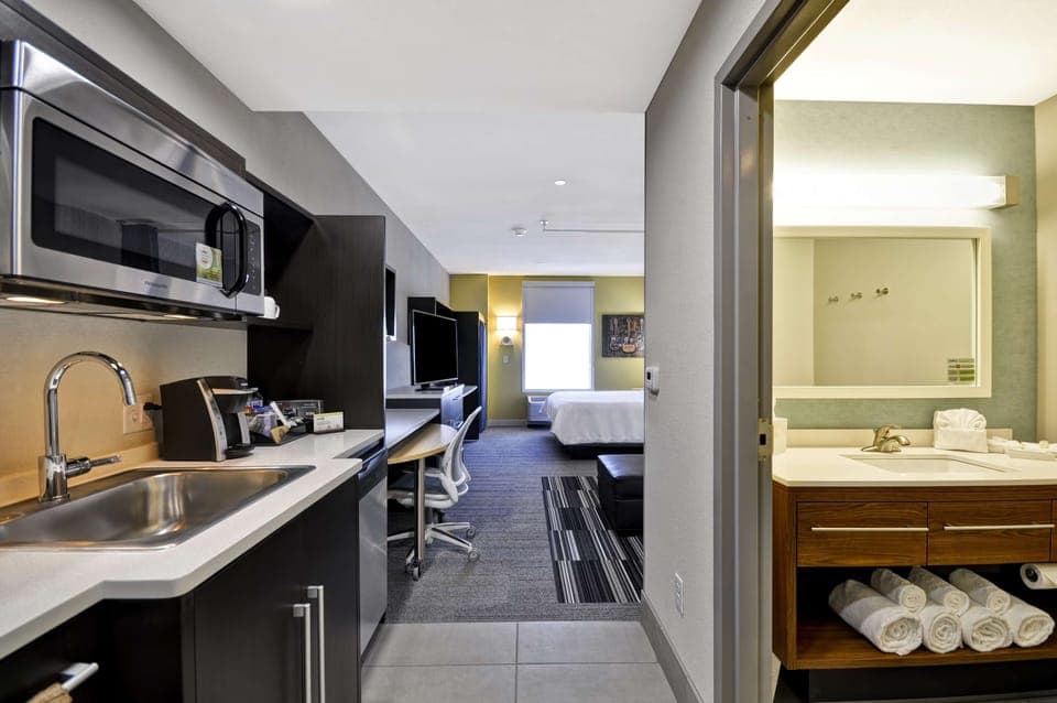 Premium Studio, 1 King Bed, Non Smoking | Egyptian cotton sheets, premium bedding, desk, laptop workspace
