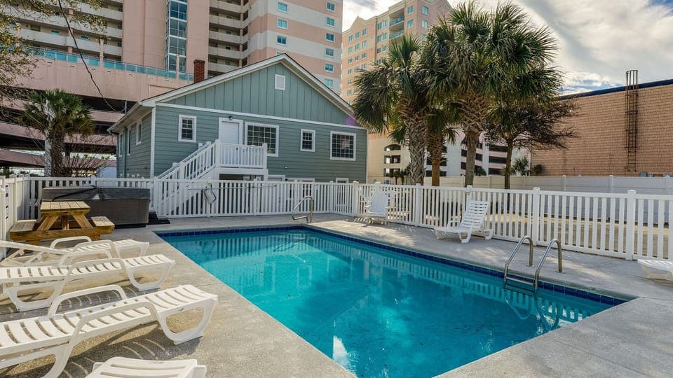 Private Salt Water Pool & Hot Tub