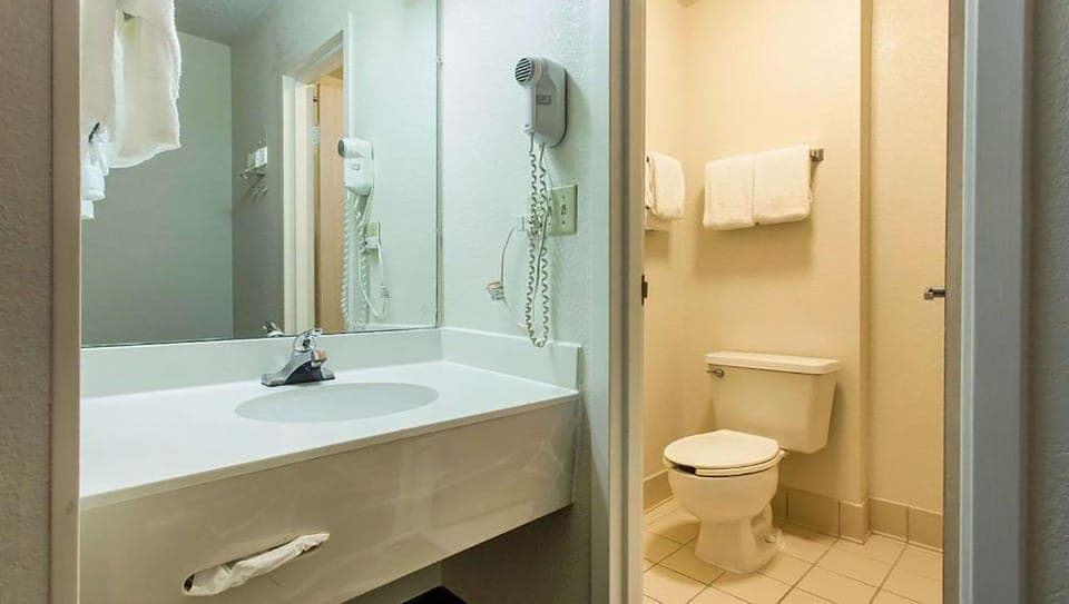 Combined shower/tub, free toiletries, hair dryer, towels