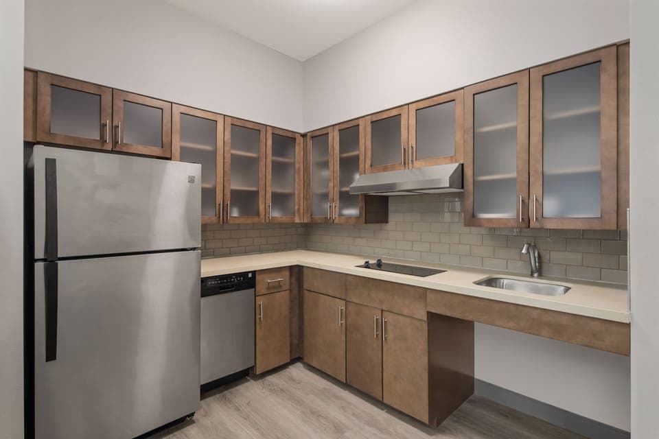Full-size fridge, microwave, stovetop, dishwasher