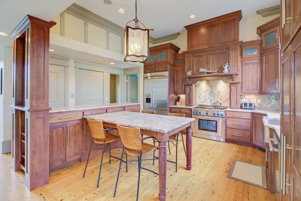 Beautiful high end, equipped kitchen.