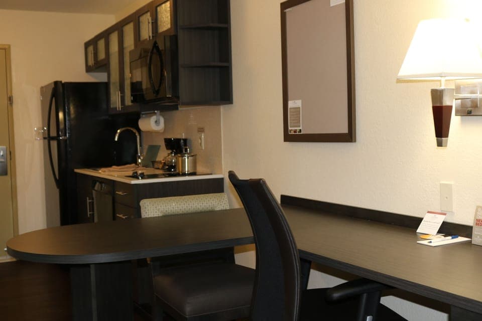 Full-size fridge, microwave, stovetop, dishwasher