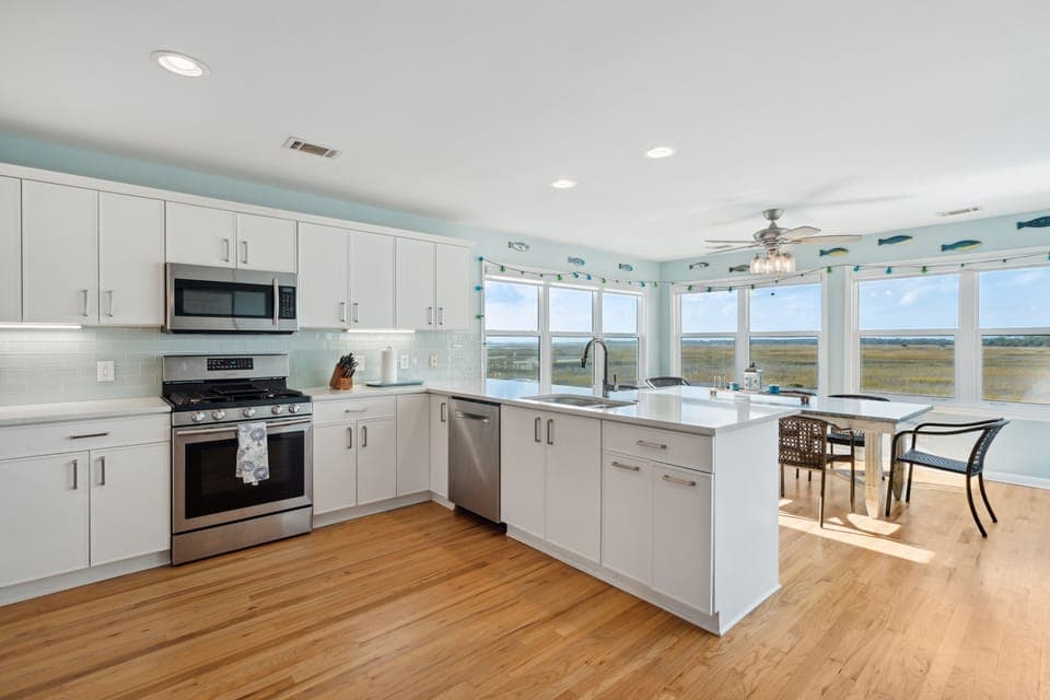 Kitchen & Dining Area