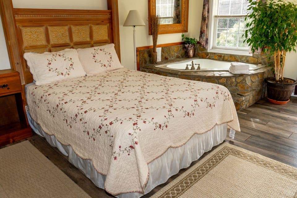 Mimosa Honeymoon Studio Suite, 1 Bedroom, Mountain View | 1 bedroom, individually decorated, individually furnished, free WiFi
