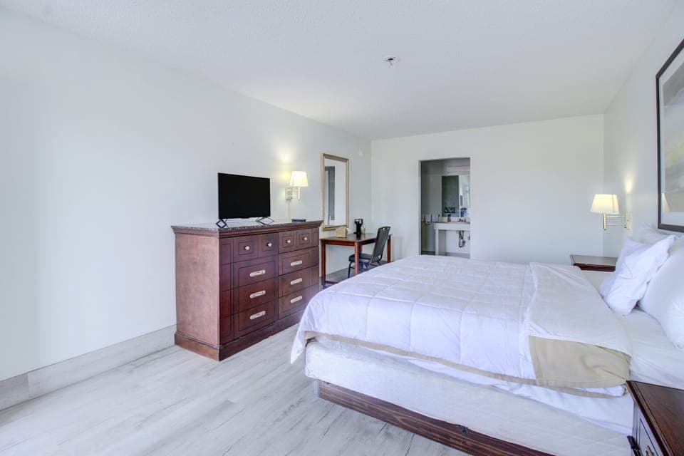 Room, 1 King Bed, Non Smoking | Iron/ironing board, free WiFi, bed sheets