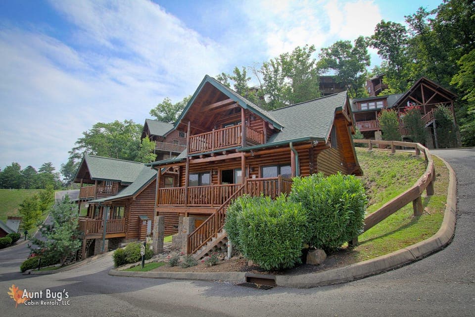 Beautifully furnished Starry Nights in Pigeon Forge is located i - This two bedroom cabin is situated at a low level with no hilly drive and is also located within short walking distance to the community pool.