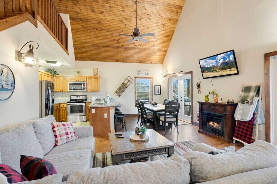 Open Concept Great Room, Kitchen, Dining with Wood Floors, Vaulted Ceilings, Fireplace, HD Smart TV