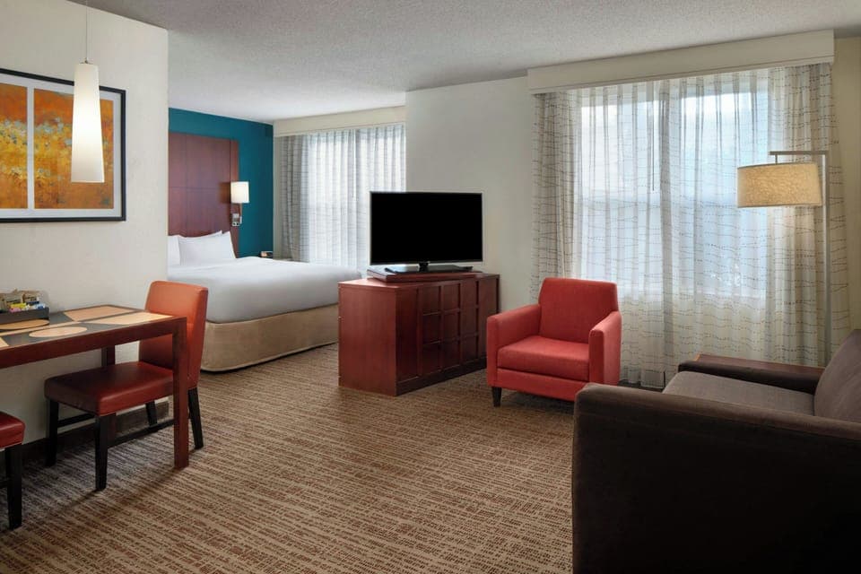 1 King Suite | Hypo-allergenic bedding, in-room safe, desk, blackout drapes