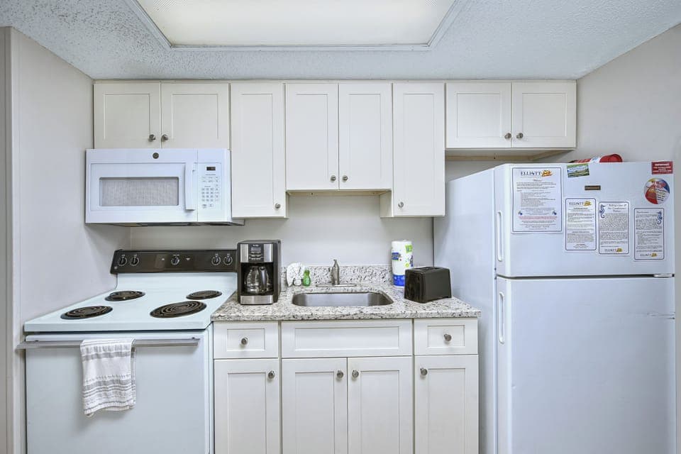 Condo, 1 Bedroom, Balcony, Oceanfront (716) | Private kitchen | Fridge, microwave, oven, stovetop