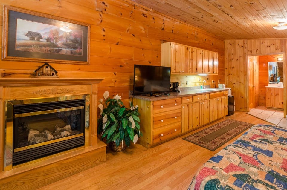 Three Bedroom Cabin The Cherokee or The Stuart | Iron/ironing board, rollaway beds, free WiFi, bed sheets