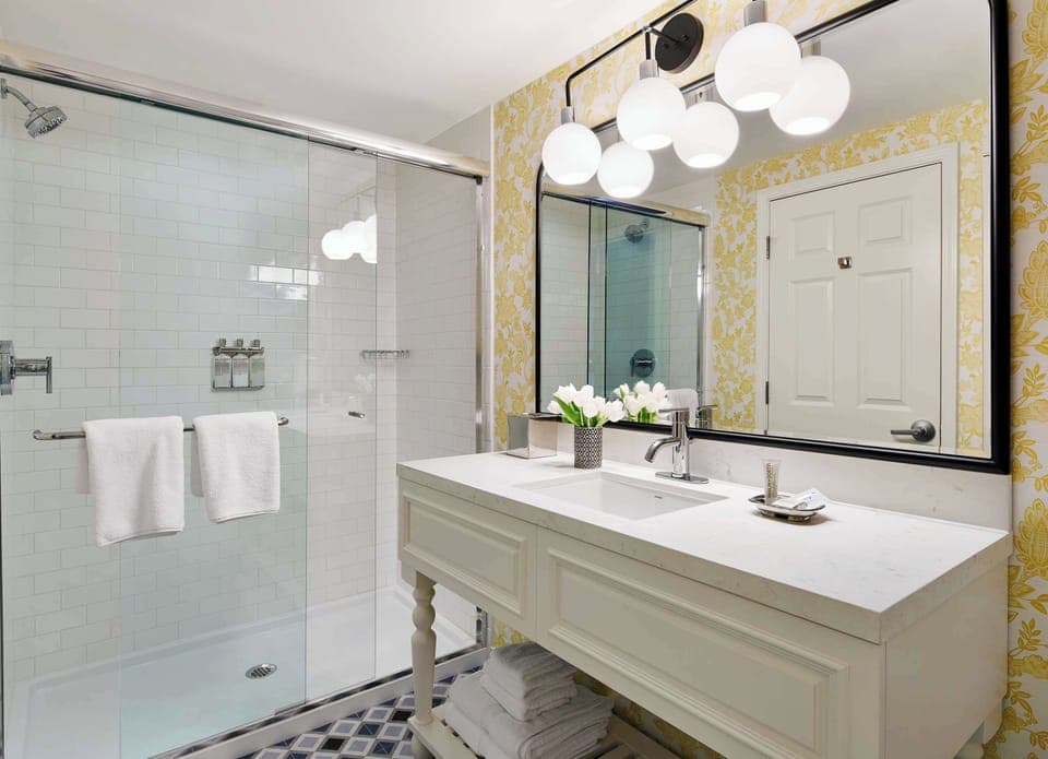 Combined shower/tub, free toiletries, hair dryer, towels