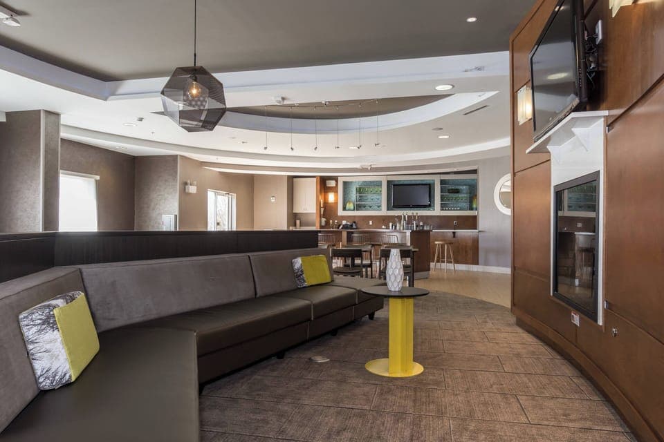 Lobby lounge