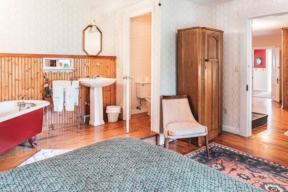 Room, Private Bathroom (Emili's) | Bathroom | Free toiletries, towels
