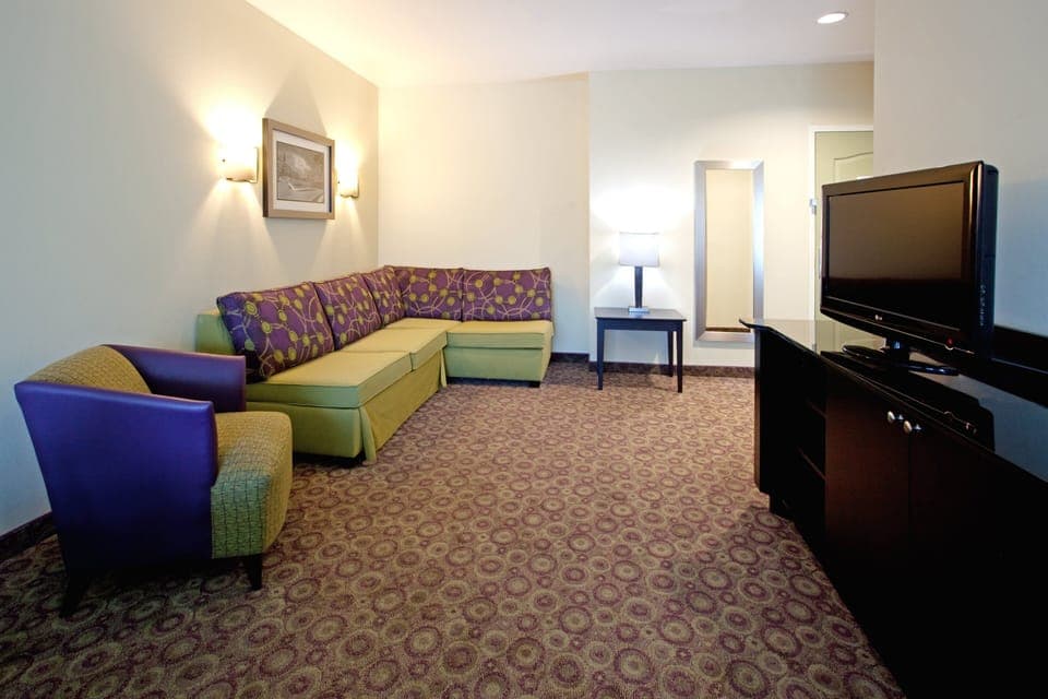 Suite, 1 King Bed with Sofa bed (Low Floor) | Desk, blackout drapes, iron/ironing board, free WiFi