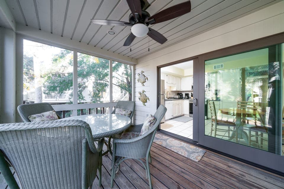 Outdoor dining on the screen porch