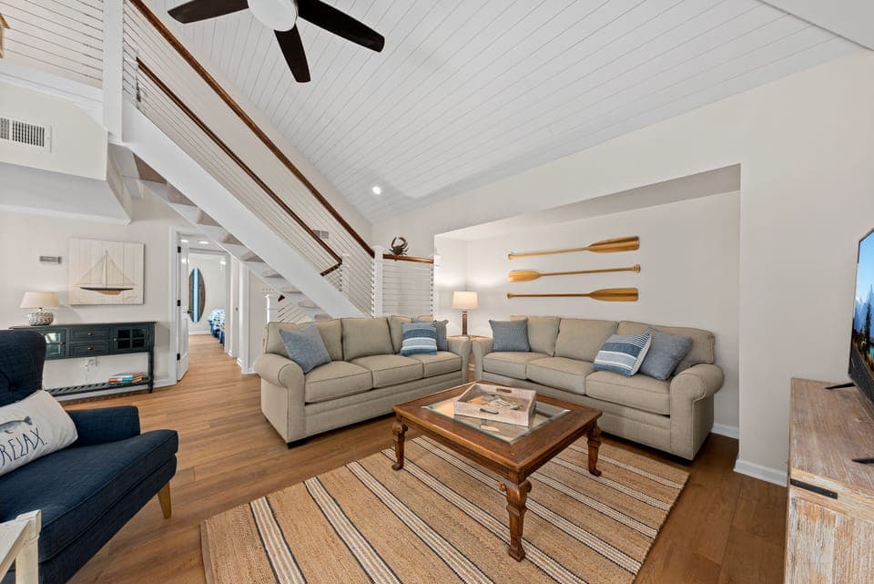 Renovated 3 bedroom, 3 bath Villa within walking distance of the beach!