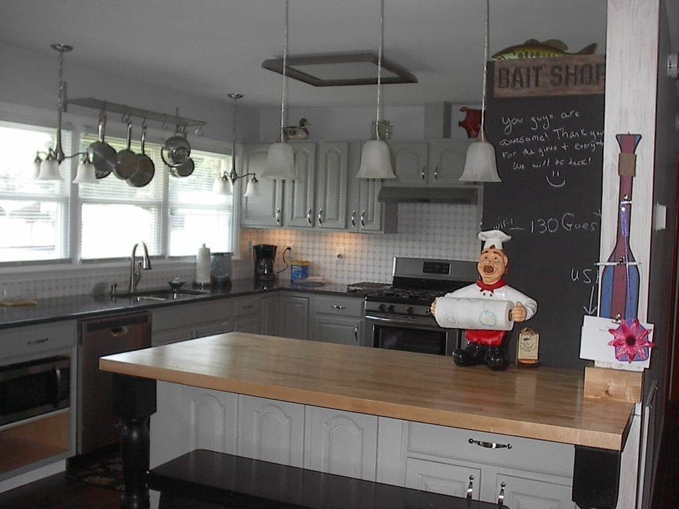 Large kitchen with gas range 