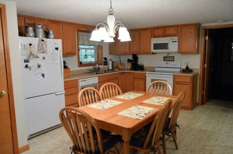 Bear Paw Falls, Kitchen and Dining.JPG