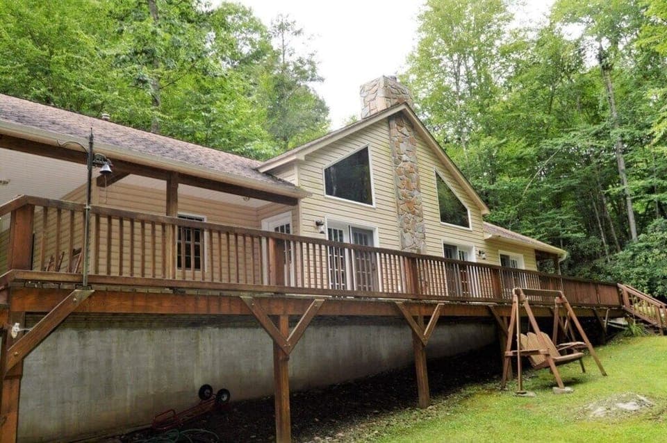 Bear Paw Falls, Deck and Entrance.JPG