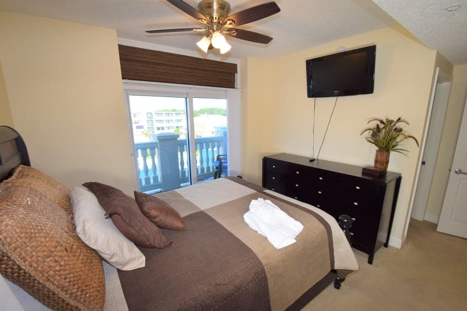 Queen Bedroom Suite
