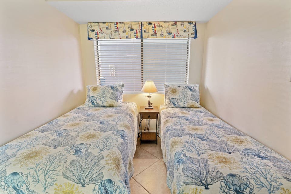 2nd bedroom w/2 twins