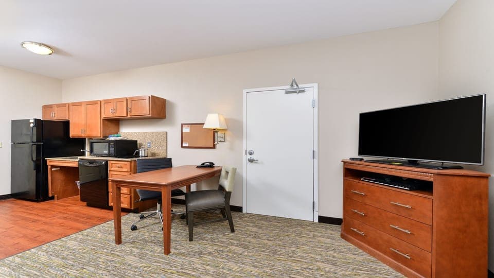 Premium bedding, in-room safe, desk, laptop workspace