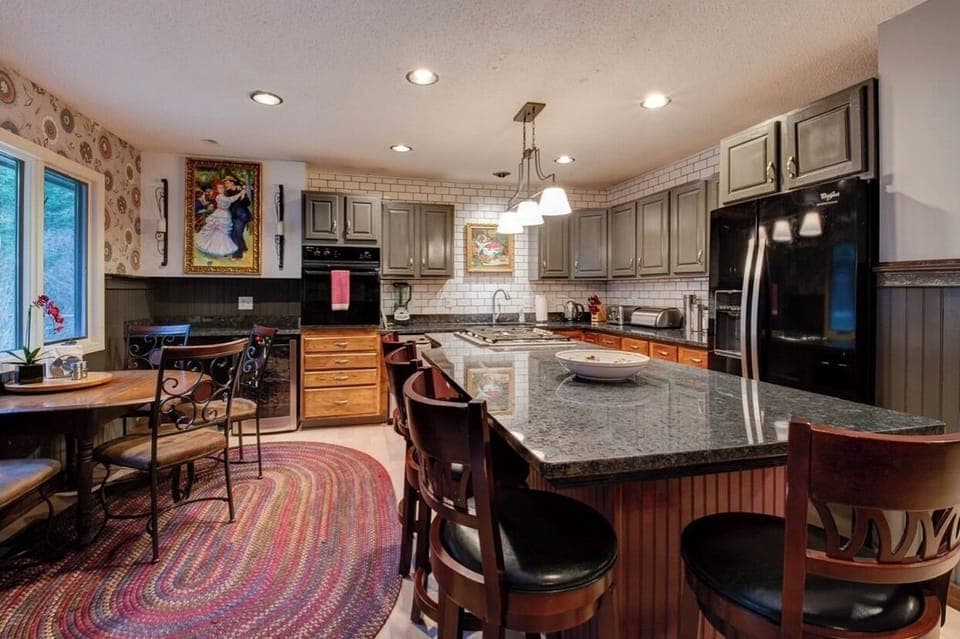 Gourmet kitchen