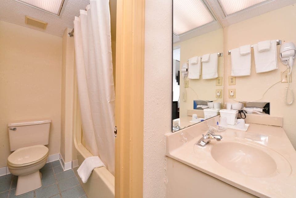 Room, 1 King Bed | Bathroom | Free toiletries, hair dryer, towels