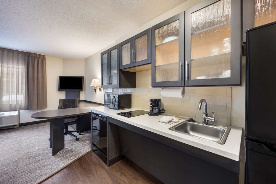 Fridge, microwave, stovetop, coffee/tea maker