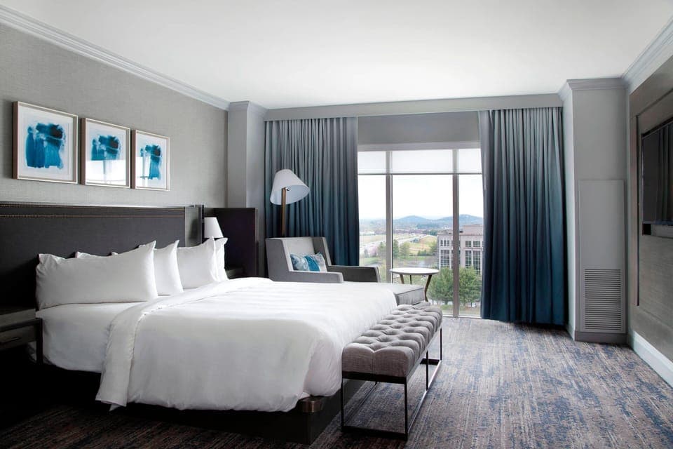 Hypo-allergenic bedding, in-room safe, desk, blackout drapes