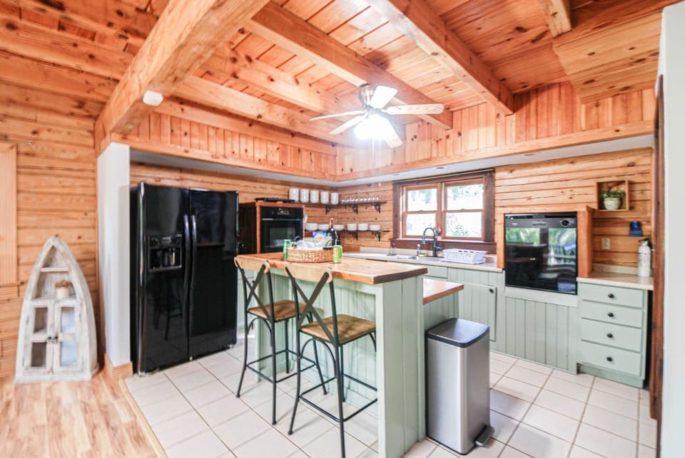 Kitchen to prep all your group meals- island seating for 2.