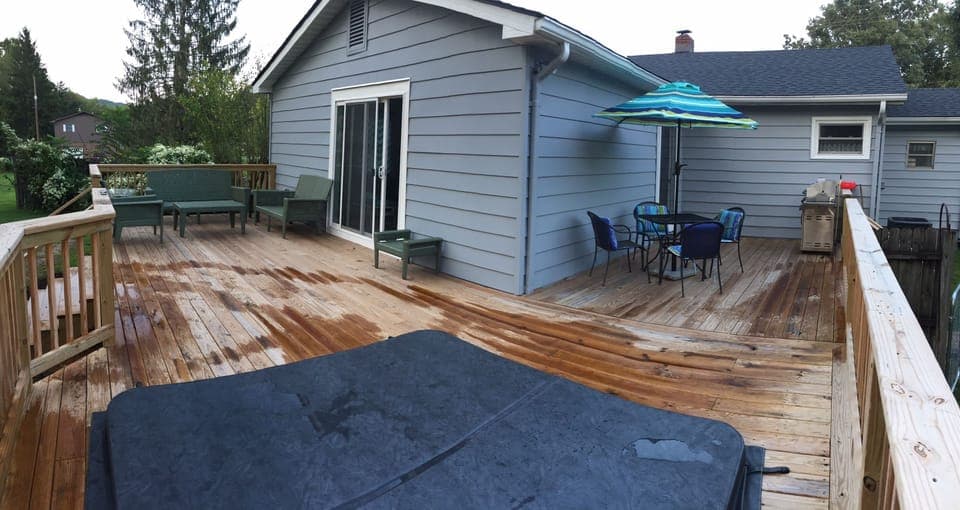 great deck to grill out on, or enjoy the hoy tub?
