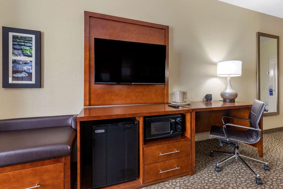 1 bedroom, pillowtop beds, desk, blackout drapes