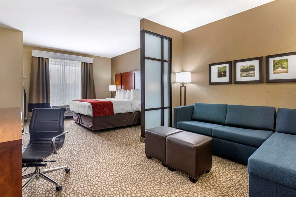 1 bedroom, pillowtop beds, desk, blackout drapes