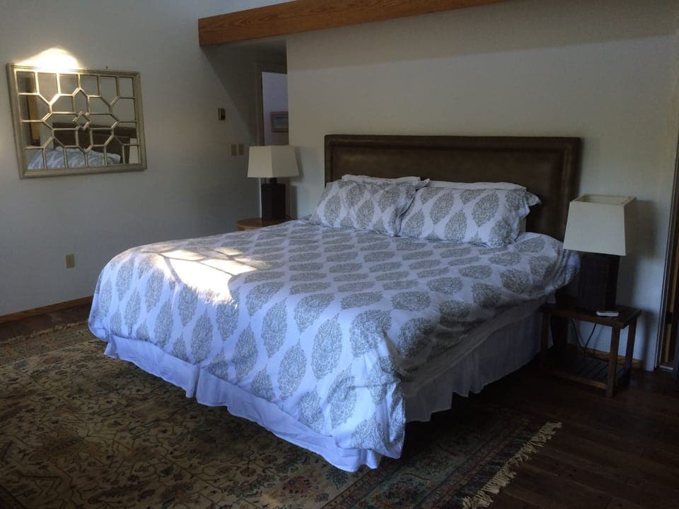 Master bedroom with en-suite bathroom, leads onto deck over looking the Lake A/C