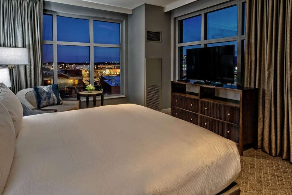 Egyptian cotton sheets, premium bedding, in-room safe, desk