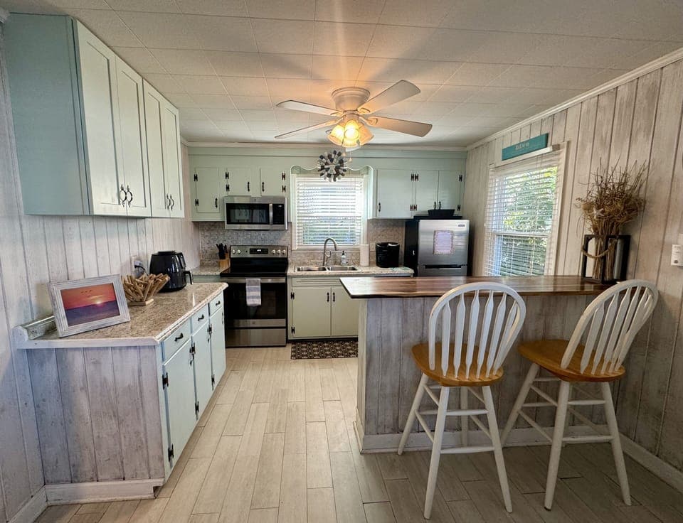Kitchen - Recently Updated, Stainless Appliances, Well Stocked for cooking!