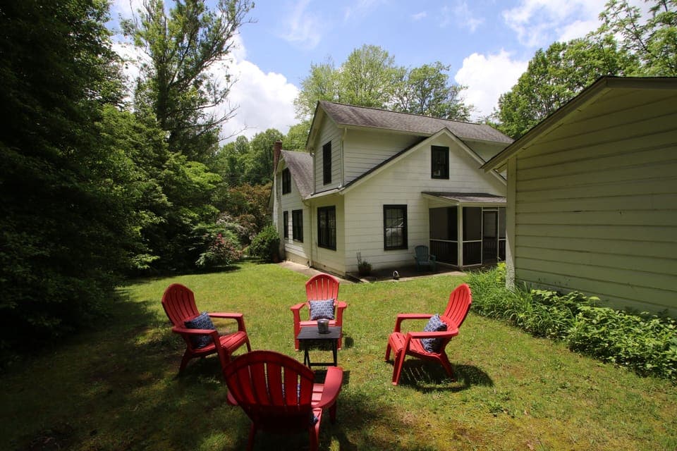 Additional photo of backyard