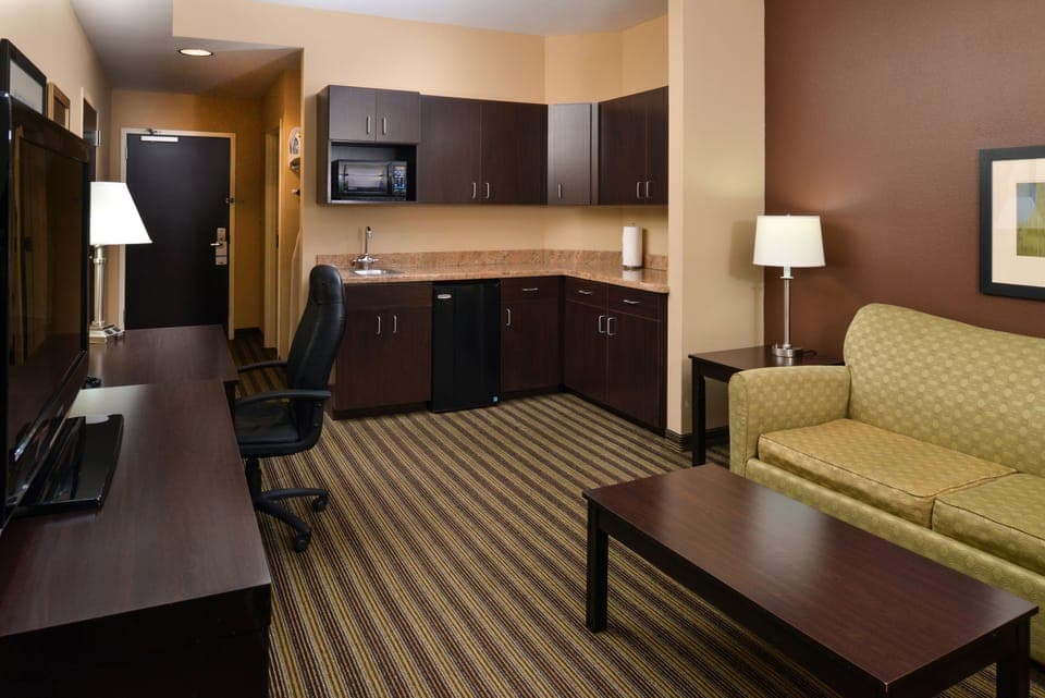 Suite, 1 King Bed with Sofa bed | Desk, iron/ironing board, free cribs/infant beds, rollaway beds