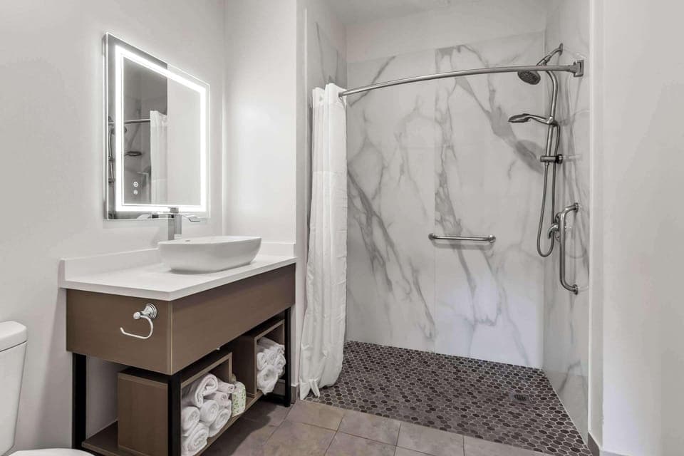 Combined shower/tub, free toiletries, towels