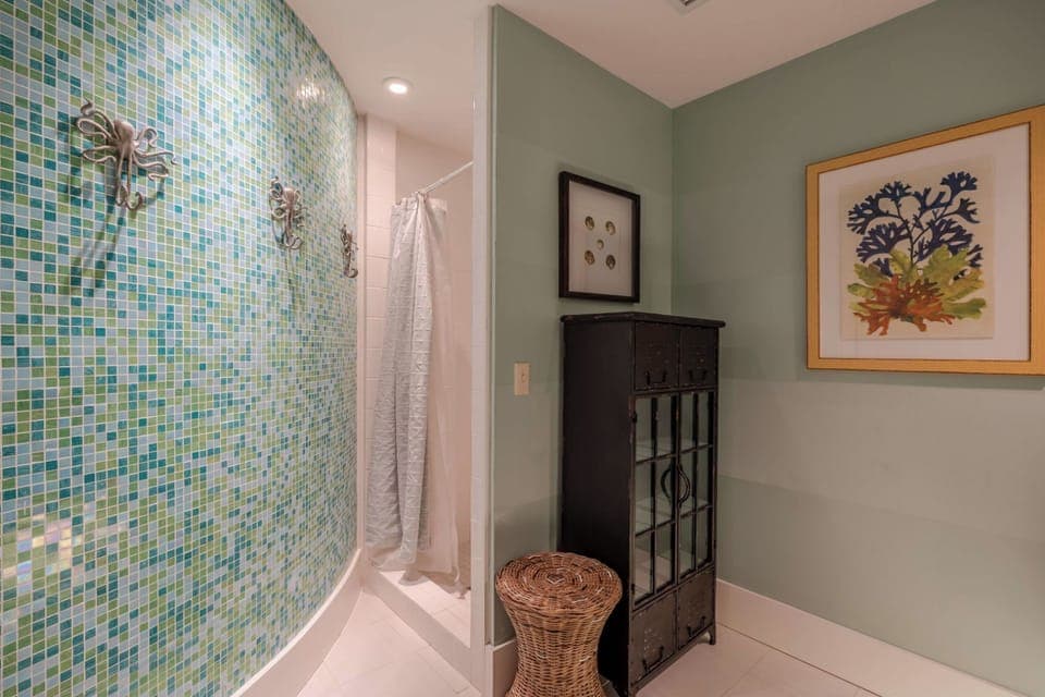 Entry Middle Level - Bathroom