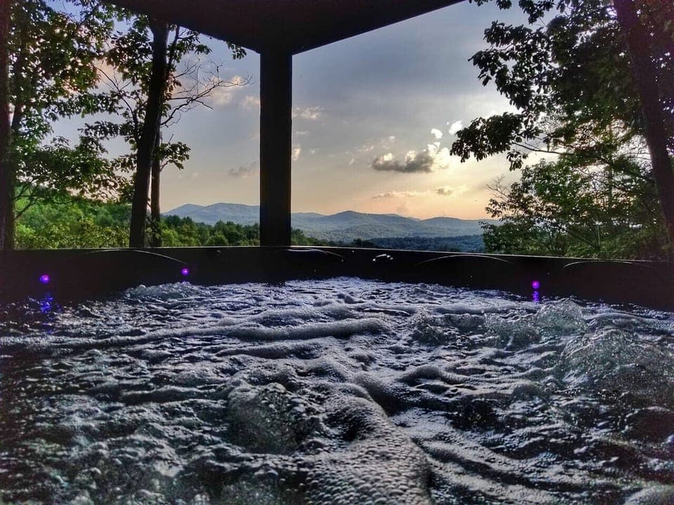 2br/2.5ba Pet Friendly Blue Ridge Cabin Rental with Hot Tub, Pool Table and Mountain View