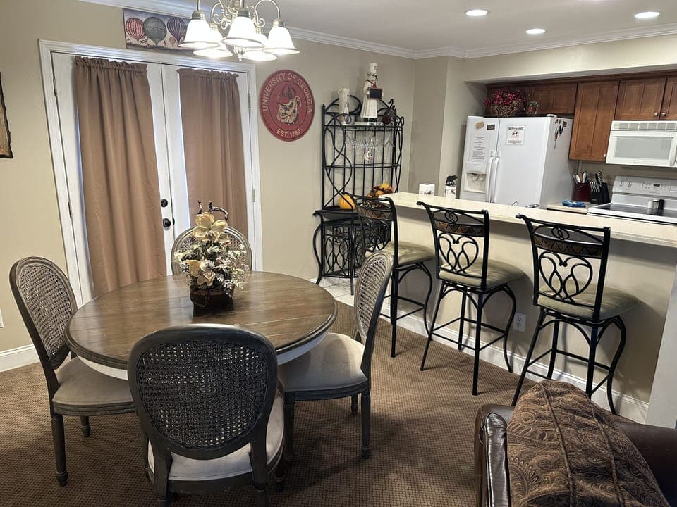 Dining & kitchen