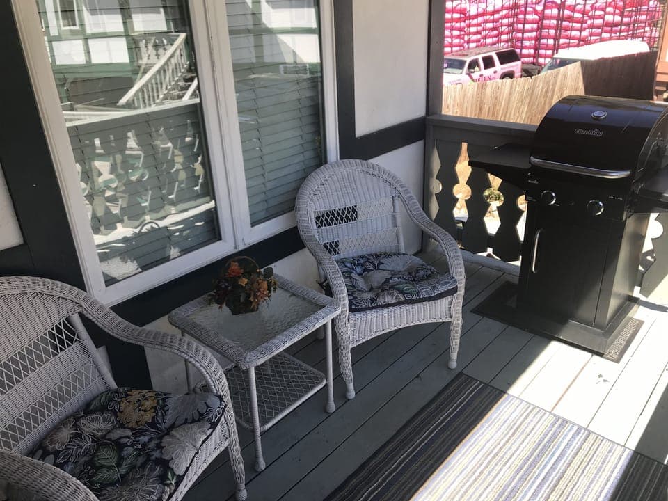 2nd level deck & gas grill
