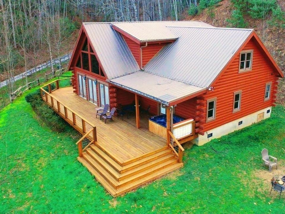 We welcome you to make Sophie's Choice your choice for your Smoky Mountain stay!