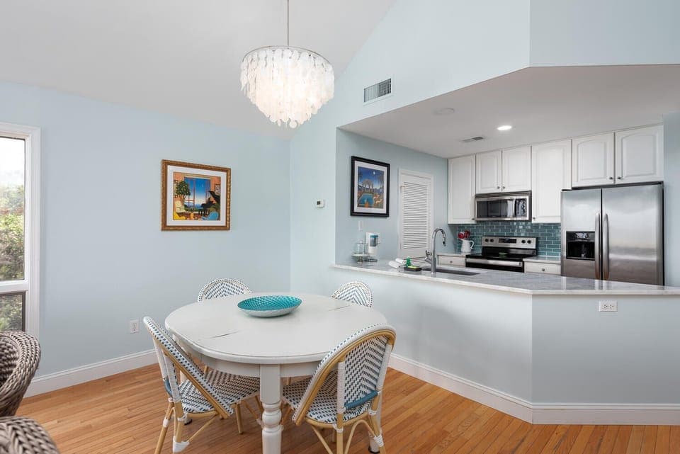 Dining table seating for 4