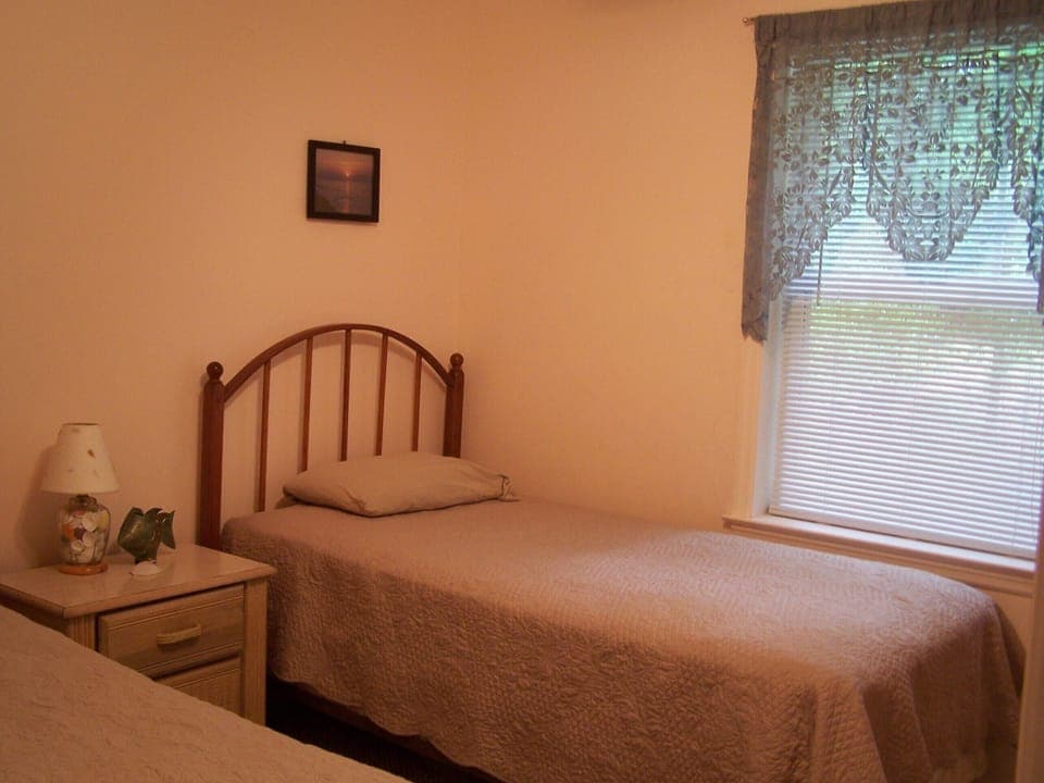 2nd bedroom
2 twin beds